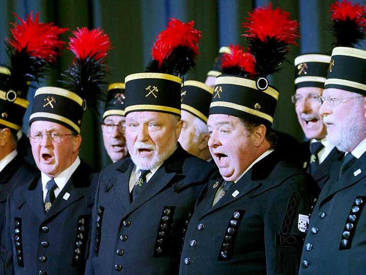 Der Ruhrkohlechor singt auf Zeche Zollverein ein Bergmannslied.