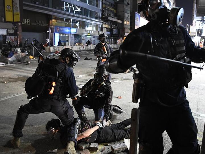 Polizisten nehmen in der Nähe der Polytechnischen Universität einen Demonstranten fest.