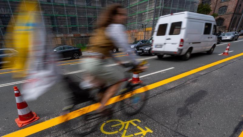 Ein Radfahrer fährt über einen Pop-Up-Radweg in München. Einige von ihnen wurden in dauerhafte Fahrradwege umgewandelt.