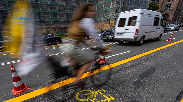 Ein Radfahrer fährt über einen Pop-Up-Radweg in München. Einige von ihnen wurden in dauerhafte Fahrradwege umgewandelt.