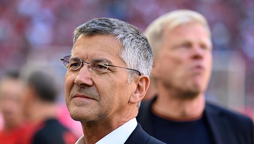 Bayern Münchens Präsident Herbert Hainer steht im Stadion.