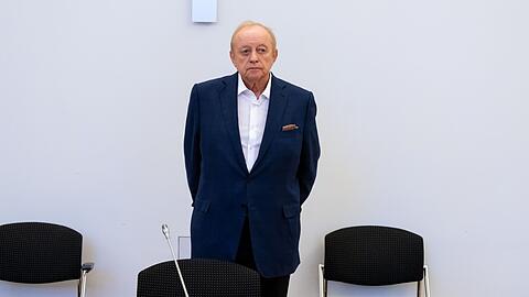 Der Koch und Unternehmer Alfons Schuhbeck vor Prozessbeginn im Landgericht München I.