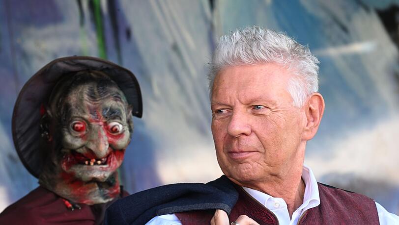 Auf dem Münchner Oktoberfest ist es Tradition, dass der Münchner Oberbürgermeister im Schottenhamel-Zelt das erste Fass ansticht.