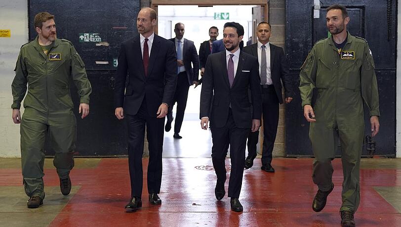 Prinz William und Kronprinz Hussein beim gemeinsamen Besuch der Royal Air Force.