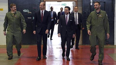 Prinz William und Kronprinz Hussein beim gemeinsamen Besuch der Royal Air Force.