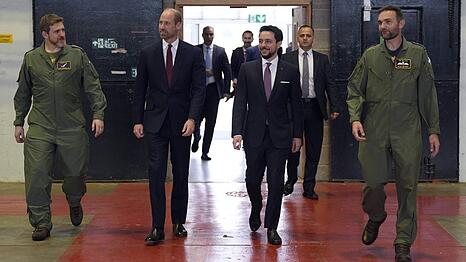 Prinz William und Kronprinz Hussein beim gemeinsamen Besuch der Royal Air Force.