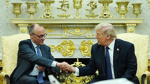 Bundeskanzler Merz (l.) ist von US-Pr&auml;sident Trump empfangen worden.