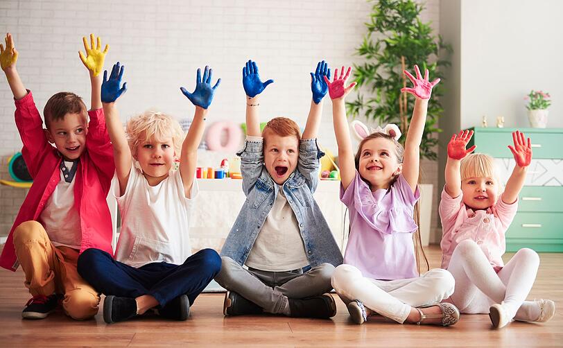 Die Eingew&ouml;hnung in die Kinderkrippe oder in den Kindergarten ist f&uuml;r die meisten Familien eine emotionale Angelegenheit. Wir verraten Ihnen, wie Sie die Anfangsphase gut &uuml;ber die B&uuml;hne bringen und was Sie f&uuml;r den Kita-Start unbedingt ben&ouml;tigen.