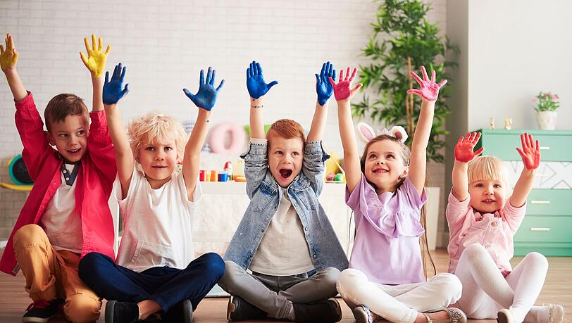 Die Eingewöhnung in die Kinderkrippe oder in den Kindergarten ist für die meisten Familien eine emotionale Angelegenheit. Wir verraten Ihnen, wie Sie die Anfangsphase gut über die Bühne bringen und was Sie für den Kita-Start unbedingt benötigen. Die Eingewöhnung in die Kinderkrippe oder in den Kindergarten ist für die meisten Familien eine emotionale Angelegenheit. Wir verraten Ihnen, wie Sie die Anfangsphase gut über die Bühne bringen und was Sie für den Kita-Start unbedingt benötigen.