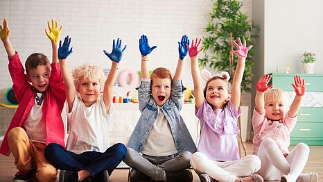Die Eingew&ouml;hnung in die Kinderkrippe oder in den Kindergarten ist f&uuml;r die meisten Familien eine emotionale Angelegenheit. Wir verraten Ihnen, wie Sie die Anfangsphase gut &uuml;ber die B&uuml;hne bringen und was Sie f&uuml;r den Kita-Start unbedingt ben&ouml;tigen.