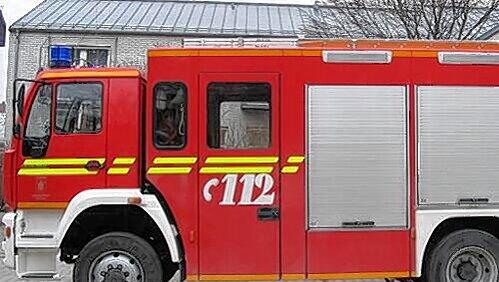 Die Feuerwehrautos konnten nicht zum Brandherd wegen des Schnees Die Feuerwehrautos konnten nicht zum Brandherd wegen des Schnees