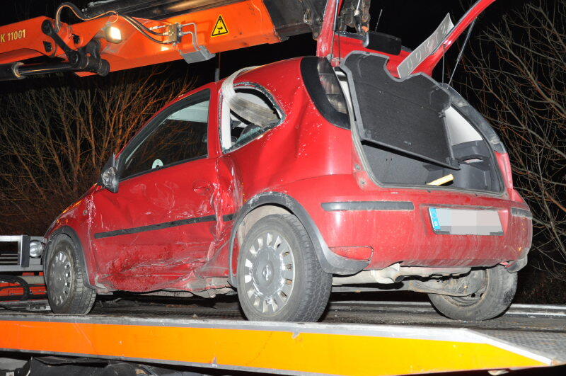 Beim Einfahren in die Kreuzung missachtete ein Fahrer die Vorfahrtsregeln. Sein Auto wurde von zwei weiteren gerammt und durch die Luft geschleudert.