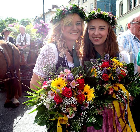 Der Gärtnerjahrtag geht auf ein Gelübde nach der Pestzeit im 17. Jahrhundert zurück. Bis heute wird es bei der heiligen Gertrud von Nivelles, der Schutzpatronin der Gärtner abgelegt. Das Gärtnerfest gehört mit Metzgersprung und Schäfflertanz zu den ältesten Brauchtümern der Stadt München.