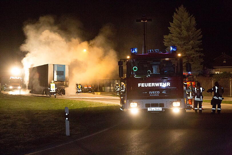Die Feuerwehr musste einen brennenden Fleischanhänger mit Schaum löschen. Hier die Bilder vom Brand.
