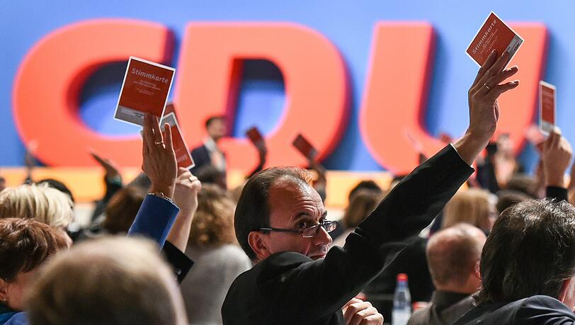CDU-Delegierte bei der Abstimmung. CDU-Delegierte bei der Abstimmung.