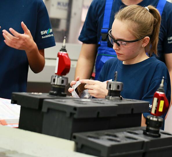Hannah ist konzentriert bei der Arbeit in der Werkstatt der SWM.
