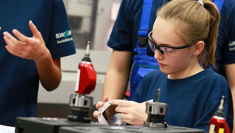 Hannah ist konzentriert bei der Arbeit in der Werkstatt der SWM. Hannah ist konzentriert bei der Arbeit in der Werkstatt der SWM.