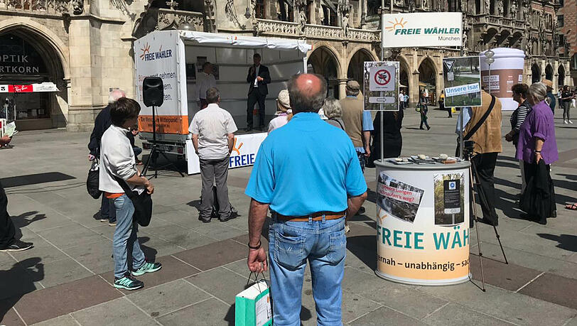 Eine überschaubare Menge: Die Teilnehmer bei der Demonstration am Marienplatz. Eine überschaubare Menge: Die Teilnehmer bei der Demonstration am Marienplatz.