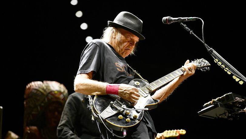 Gewohnt griesgrämiger Blick: Neil Young in der Olympiahalle München. Gewohnt griesgrämiger Blick: Neil Young in der Olympiahalle München.
