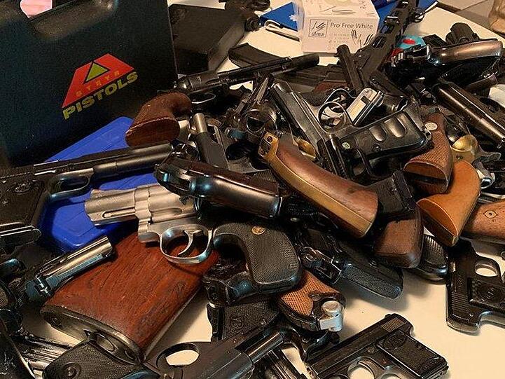 Schätzungsweise 35 Millionen Waffen ins illegal in der EU im Umlauf.