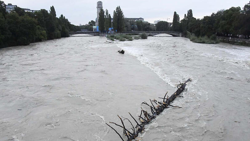 Der Isarpegel sinkt langsam wieder ab, die Hochwasserwarnung besteht aber weiterhin.