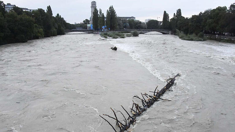 Der Isarpegel sinkt langsam wieder ab, die Hochwasserwarnung besteht aber weiterhin. Der Isarpegel sinkt langsam wieder ab, die Hochwasserwarnung besteht aber weiterhin.