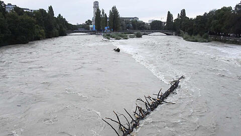 Der Isarpegel sinkt langsam wieder ab, die Hochwasserwarnung besteht aber weiterhin.