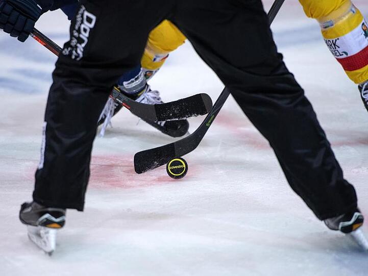 Ein Eishockey-Spiel. Foto: Bernd Thissen/dpa/Symbolbild