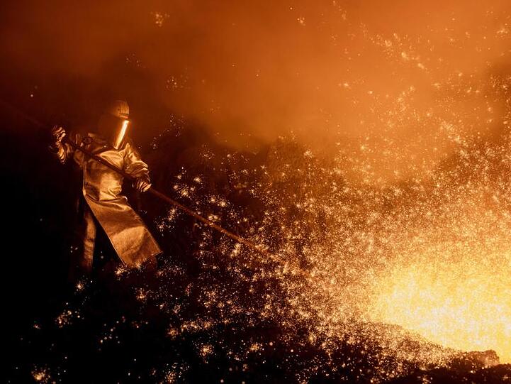 Hochofen bei Thyssenkrupp: Der Industriekonzern reicht Klage gegen das Verbot der Stahlfusion mit Tata Steel ein.