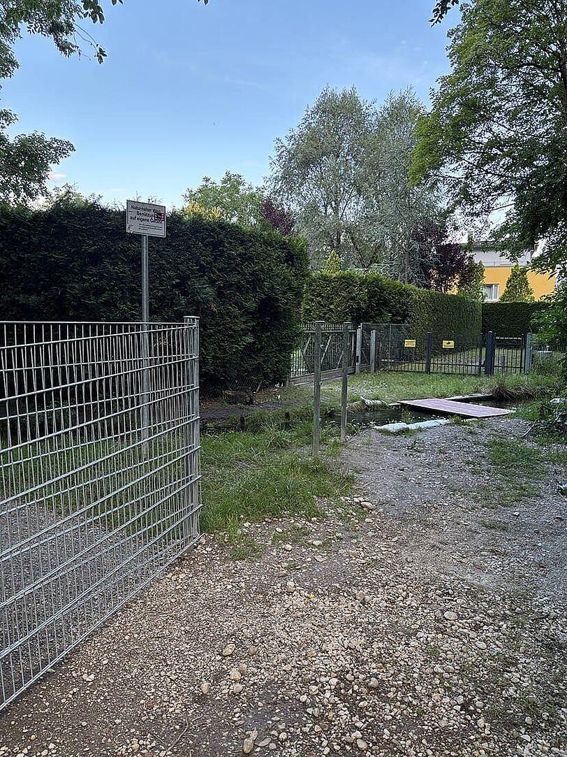 Der neue Metallzaun am Hachinger Bach (links). Die Pfosten des Zauns sind mit Beton im Boden verankert. Der neue Metallzaun am Hachinger Bach (links). Die Pfosten des Zauns sind mit Beton im Boden verankert.