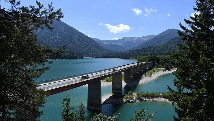 Die Wasserwacht weist auf den aktuell niedrigen Pegelstand des Sylvensteinspeichers hin. (Archivbild) Die Wasserwacht weist auf den aktuell niedrigen Pegelstand des Sylvensteinspeichers hin. (Archivbild)