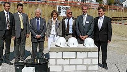 Zufriedene Gesichter - bei der Grundsteinlegung der "Lichtblicke" in den Isargärten Thalkirchen. Zufriedene Gesichter - bei der Grundsteinlegung der "Lichtblicke" in den Isargärten Thalkirchen.