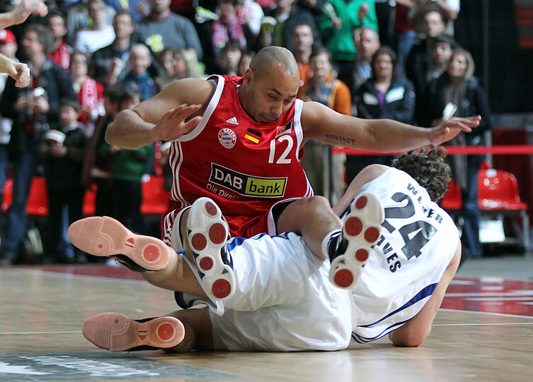 26.03.2011, 2.BL Pro A, FC Bayern Basket vs SPB-Saar Pfalz Braves,Olympia Eishalle München,Sport im Bild:  Max weber fault Robert Garrett.  Foto: Philippe Ruiz
