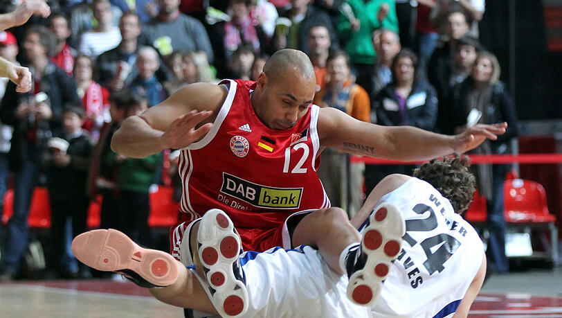 26.03.2011, 2.BL Pro A, FC Bayern Basket vs SPB-Saar Pfalz Braves,Olympia Eishalle München,Sport im Bild: Max weber fault Robert Garrett. Foto: Philippe Ruiz 26.03.2011, 2.BL Pro A, FC Bayern Basket vs SPB-Saar Pfalz Braves,Olympia Eishalle München,Sport im Bild: Max weber fault Robert Garrett. Foto: Philippe Ruiz
