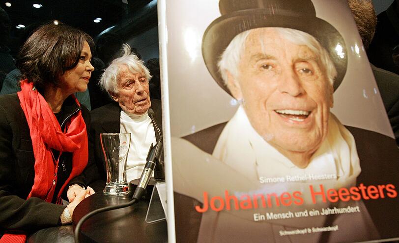 Johannes Heesters und seine Frau Simone Rethel-Heesters 2007 auf der Buchmesse Leipzig hinter ihrem neuen Werk. Den opulenten Bildband "Ein Mensch und ein Jahrhundert" hatte Simone Rethel über das Lebenswerk ihres Mannes zusammengestellt.