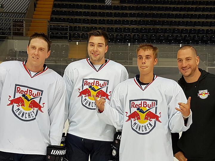 Pop-Superstar Justin Bieber (2. v.r.) mit den EHC-Spielern Jason Jaffray (l.), Andreas Eder und Steve Pinizzotto (r.).