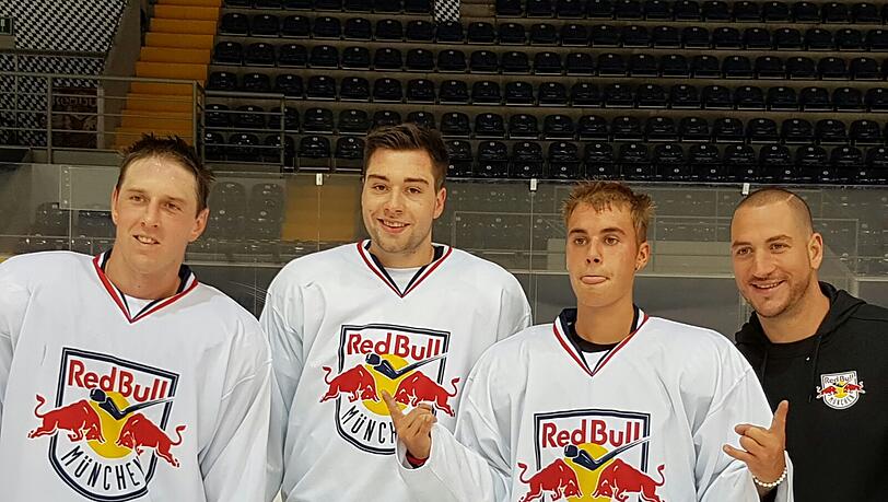 Pop-Superstar Justin Bieber (2. v.r.) mit den EHC-Spielern Jason Jaffray (l.), Andreas Eder und Steve Pinizzotto (r.). Pop-Superstar Justin Bieber (2. v.r.) mit den EHC-Spielern Jason Jaffray (l.), Andreas Eder und Steve Pinizzotto (r.).
