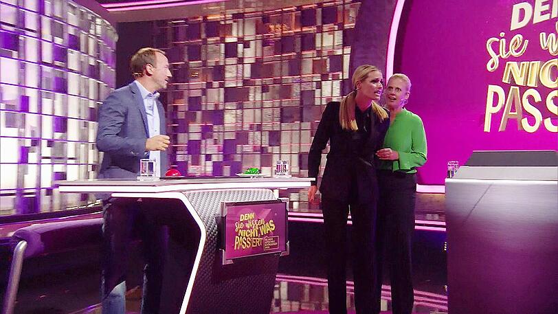 Ja, die Hose ist gerissen! Moderatorin Barbara Schöneberger muss nachsehen.