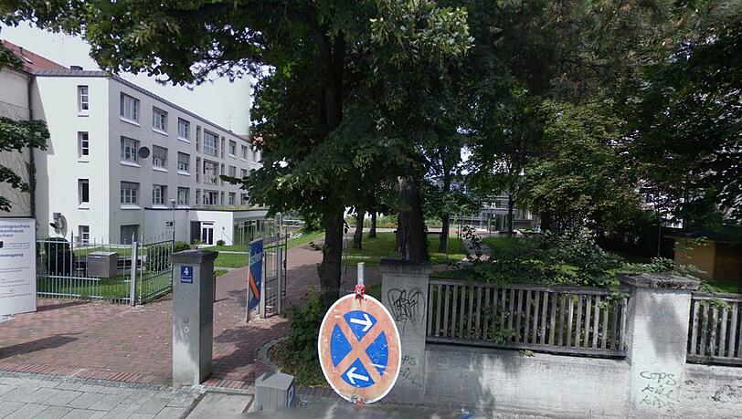 Der Eingang des Klinikgeländes am Parzivalplatz. Der Eingang des Klinikgeländes am Parzivalplatz.