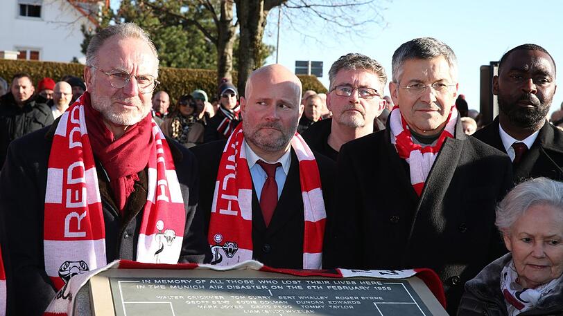 Im Gedenken vereint: Vorstandsvorsitzender Karl-Heinz Rummenigge (links), Präsident Herbert Hainer (rechts) und SPD-Stadtrat Christian Vorländer.