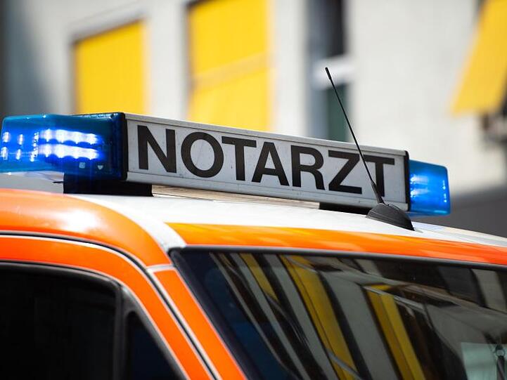 Ein Notarztwagen steht mit Blaulicht an einem Unfallort. Foto: Lisa Ducret/dpa/Symbolbild