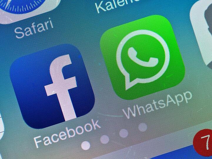 Das Logo von Facebook neben dem von WhatsApp auf einem Smartphone. Falschinformationen zum Coronavirus sollen auf der Plattform konsequent gelöscht werden.