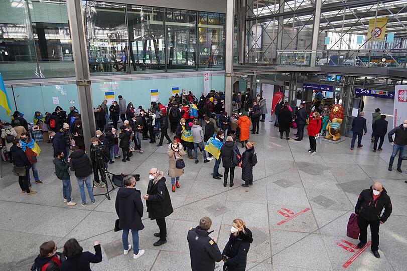 Fast stündlich kommen Ukrainer am Hauptbahnhof an. Erste Anlaufadresse ist nun die kleinere Halle am Reisezentrum.