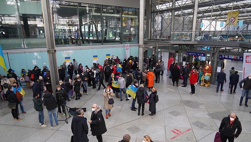 Fast stündlich kommen Ukrainer am Hauptbahnhof an. Erste Anlaufadresse ist nun die kleinere Halle am Reisezentrum.