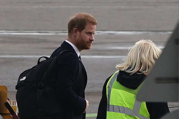Prinz Harry, Herzog von Sussex, geht auf dem Vorfeld des Flughafens Aberdeen zu einem Flugzeug, das ihn von Schottland nach London bringt. Prinz Harry, Herzog von Sussex, geht auf dem Vorfeld des Flughafens Aberdeen zu einem Flugzeug, das ihn von Schottland nach London bringt.