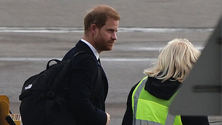 Prinz Harry, Herzog von Sussex, geht auf dem Vorfeld des Flughafens Aberdeen zu einem Flugzeug, das ihn von Schottland nach London bringt.
