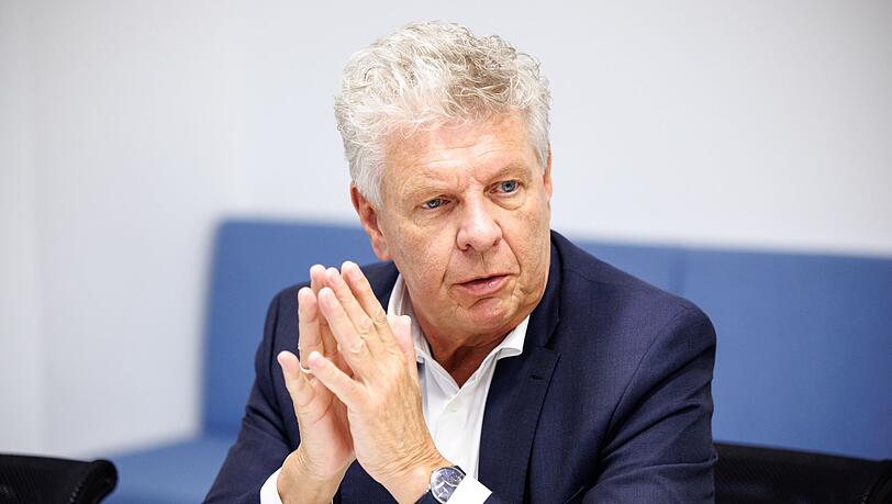 "Es geht um nicht mehr und nicht weniger als um die Existenz der SPD", sagt Dieter Reiter: "Deswegen, glaube ich, braucht es jetzt einen echten Neuanfang, personell und thematisch." "Es geht um nicht mehr und nicht weniger als um die Existenz der SPD", sagt Dieter Reiter: "Deswegen, glaube ich, braucht es jetzt einen echten Neuanfang, personell und thematisch."
