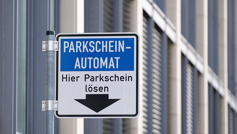Die falschen QR-Codes werden auf Parkscheinautomaten geklebt. (Symbolbild)