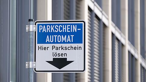 Die falschen QR-Codes werden auf Parkscheinautomaten geklebt. (Symbolbild)