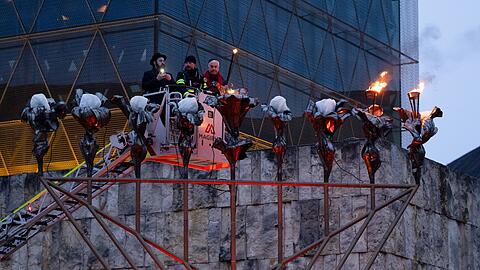 Beim Entz&uuml;nden der ersten Kerze des Channukka-Leuchters vor der Synagoge in der M&uuml;nchner Innenstadt wurde den Opfern des Terroraktes in Australien gedacht.